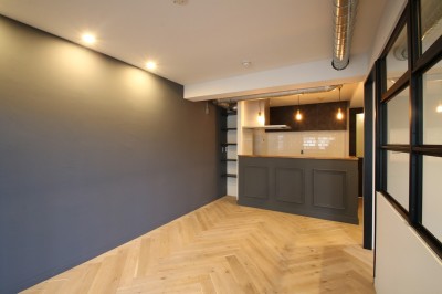 LDK (ヘリンボーンの床に、キッチンは塗装仕上げの木製モールディング)