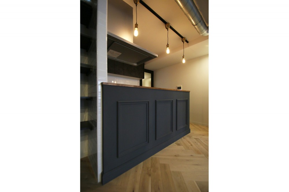 ヘリンボーンの床に、キッチンは塗装仕上げの木製モールディング (キッチン)