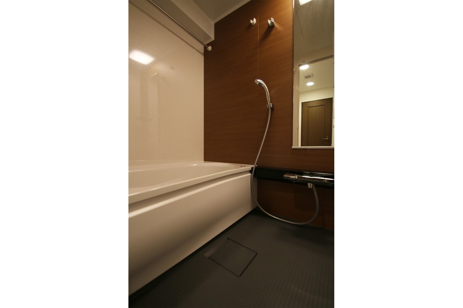 リビングダイニング事例：浴室（ヘリンボーンの床に、キッチンは塗装仕上げの木製モールディング）