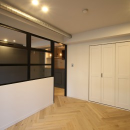 ヘリンボーンの床に、キッチンは塗装仕上げの木製モールディング (居室)