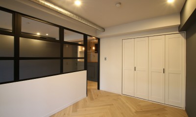 居室｜ヘリンボーンの床に、キッチンは塗装仕上げの木製モールディング