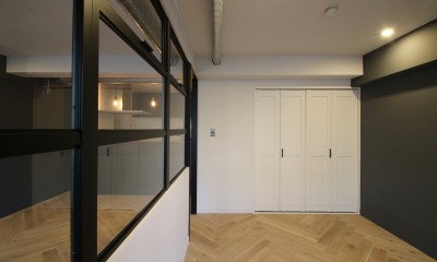 居室｜ヘリンボーンの床に、キッチンは塗装仕上げの木製モールディング