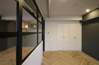 居室 (ヘリンボーンの床に、キッチンは塗装仕上げの木製モールディング)