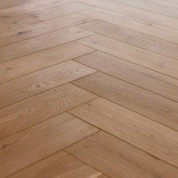 ヘリンボーンの床に、キッチンは塗装仕上げの木製モールディング (床)