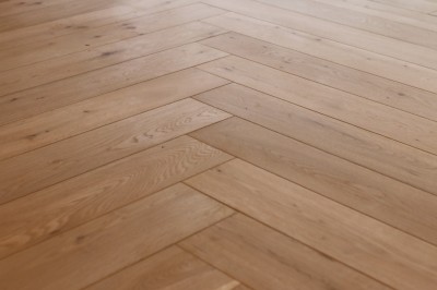 床 (ヘリンボーンの床に、キッチンは塗装仕上げの木製モールディング)