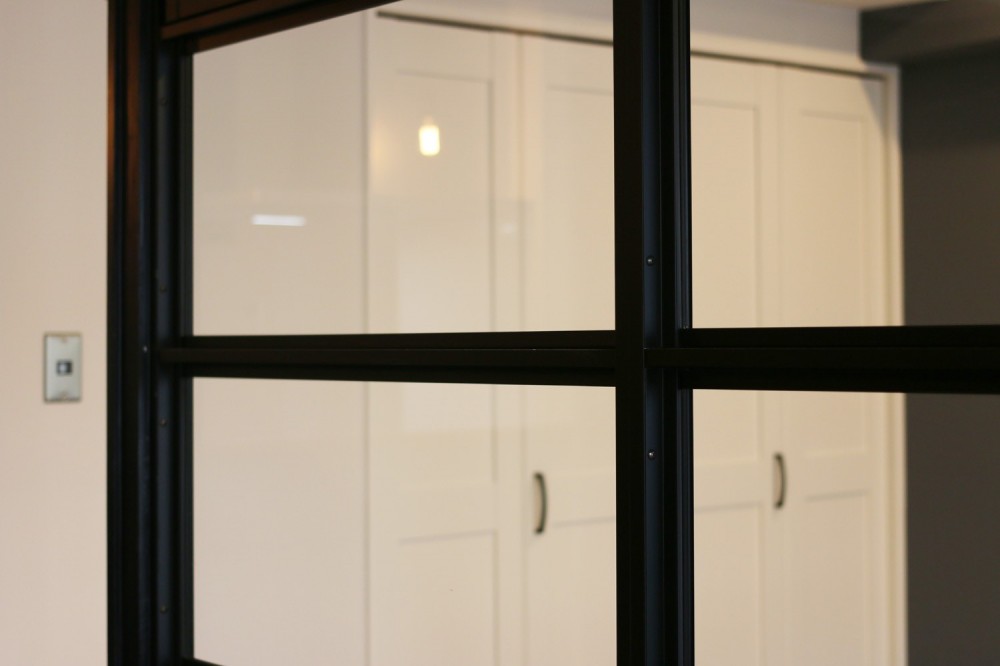 ヘリンボーンの床に、キッチンは塗装仕上げの木製モールディング (室内窓)