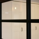 ヘリンボーンの床に、キッチンは塗装仕上げの木製モールディングの写真 室内窓