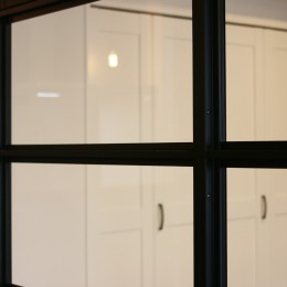 ヘリンボーンの床に、キッチンは塗装仕上げの木製モールディング (室内窓)