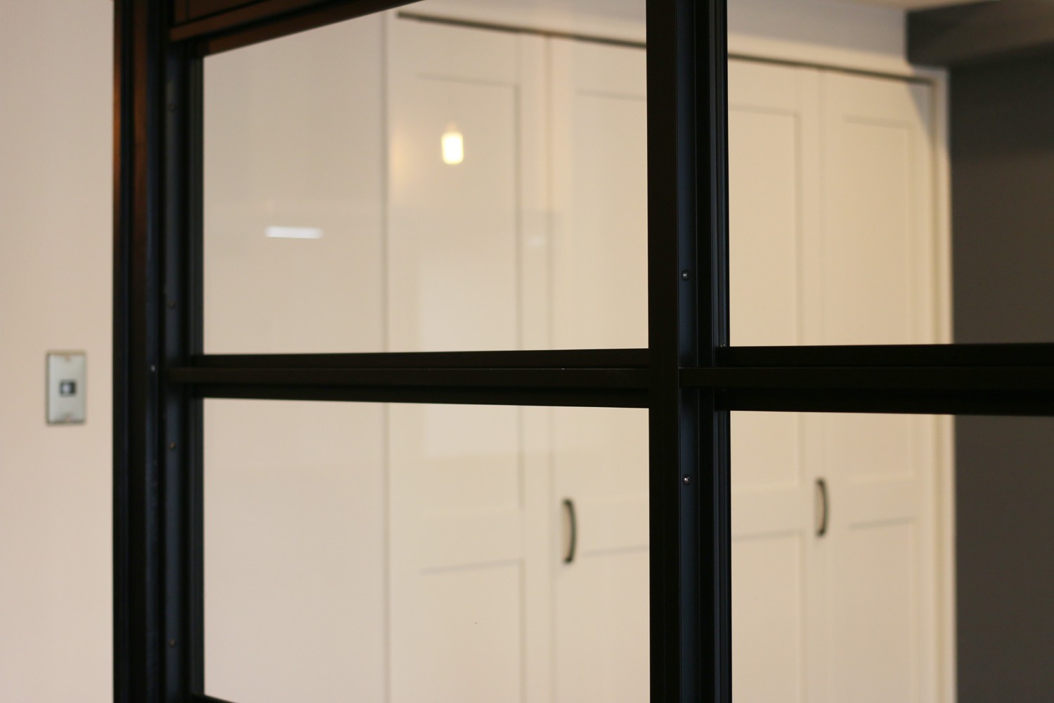 1枚目 室内窓 ヘリンボーンの床に キッチンは塗装仕上げの木製モールディング リビングダイニング事例 Suvaco スバコ