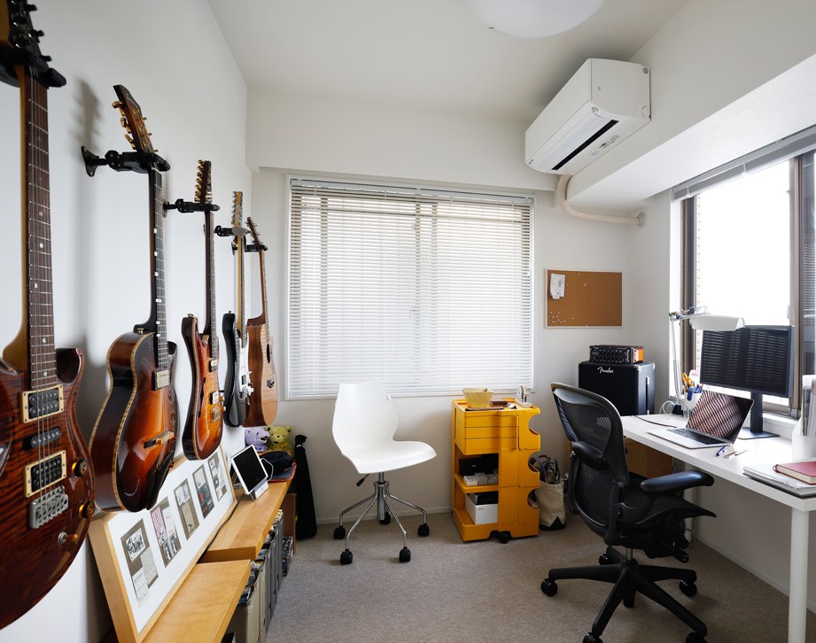 書斎事例：趣味のギターはDIYでフックを取り付けて収納（ニューヨークで気に入った高い天井と間接照明を実現。趣味は大胆に魅せて収納。）