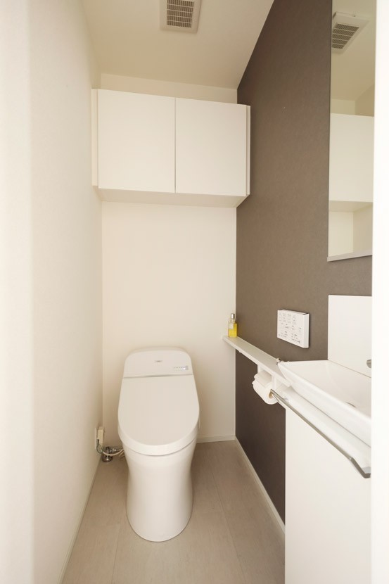 バス/トイレ事例：アクセントクロスのあるトイレ（ニューヨークで気に入った高い天井と間接照明を実現。趣味は大胆に魅せて収納。）