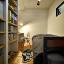 自然素材を取り入れた住まいの写真 落ち着くコンパクトサイズの書斎