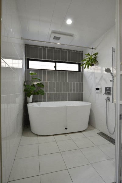 浴室 (泉州N邸「緩やかに住み、楽しさをプラスして行く住居」)