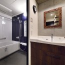 リノベで叶える　広いリビングと大収納力の写真 コンクリートの風合いを活かした洗面室