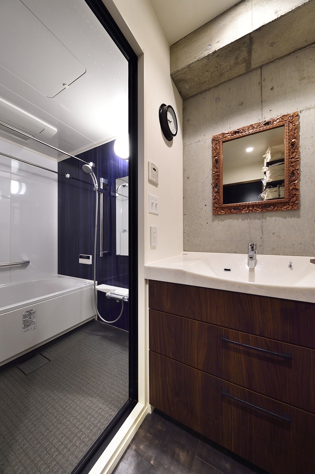 バス/トイレ事例：コンクリートの風合いを活かした洗面室（リノベで叶える　広いリビングと大収納力）