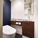 リノベで叶える　広いリビングと大収納力の写真 デザインと利便性を兼ねたトイレ