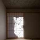 日吉台の家／大きな屋根の下にスキップフロアで各部屋が繋がる大らかな住まいの写真 1階の和室／障子に映る中庭の木の影が部屋の表情をつくります