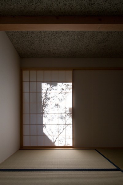 1階の和室／障子に映る中庭の木の影が部屋の表情をつくります (日吉台の家／大きな屋根の下にスキップフロアで各部屋が繋がる大らかな住まい)