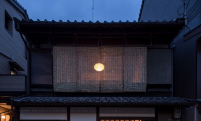 学林町の町家／耐震・断熱改修も行った京町家のリノベーション (外観／スダレ越しに月のような照明が浮かび上がります)