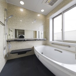 鏡面と大理石がポイント　高級感と使いやすさにこだわった全面リフォーム (浴室)