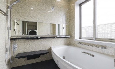 鏡面と大理石がポイント　高級感と使いやすさにこだわった全面リフォーム (浴室)