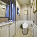 北欧ヴィンテージ　インテリアを愉しむ住まいの写真 壁紙の模様が映えるトイレ。