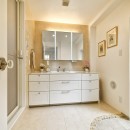 北欧ヴィンテージ　インテリアを愉しむ住まいの写真 ホテルライクな洗面室