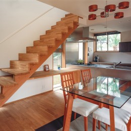 仕事場のある家｜あなたの場所・自分の居場所を創る｜階段と対面キッチンをカウンターで結び合わせ