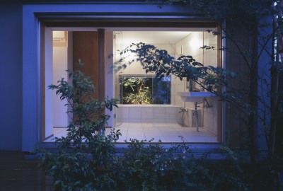 中庭から見た縁側とお風呂 (仕事場のある家｜あなたの場所・自分の居場所を創る｜階段と対面キッチンをカウンターで結び合わせ)