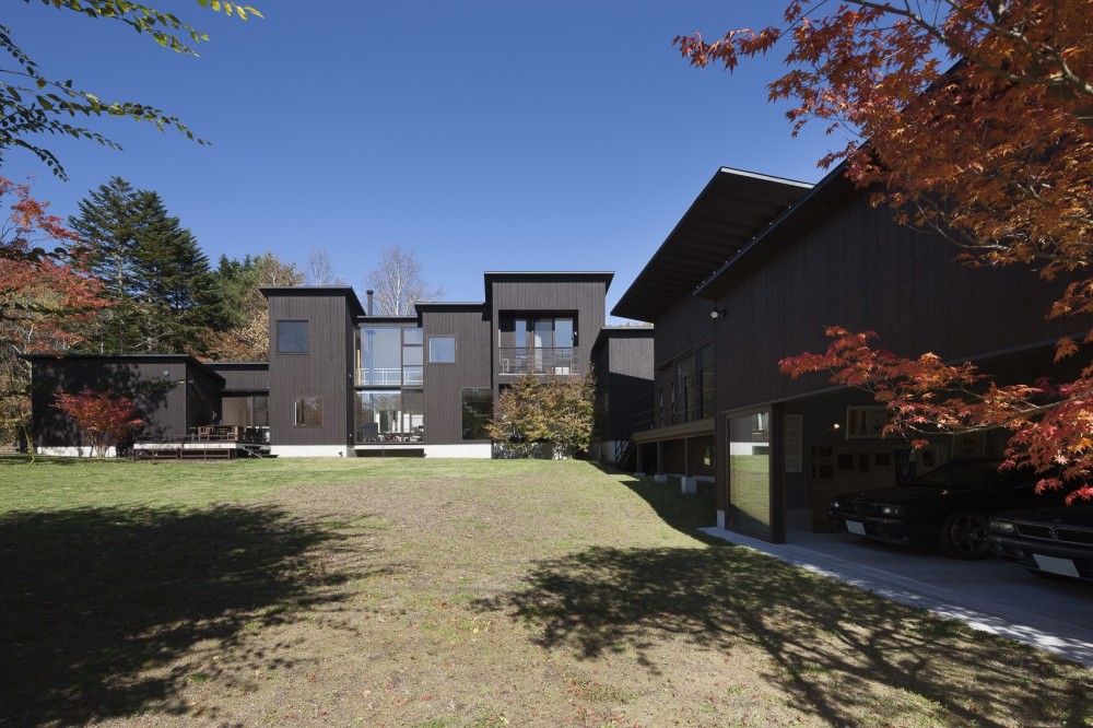 軽井沢 追分の家 ー様々な居場所が庭を取り囲む別荘ー 別荘事例 Suvaco スバコ