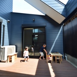 ダイニングとリビングと寝室をつなぐ中庭 (藍いろの家～横葺きのガルバリウム外壁が特徴の家型のおうち。家型フォルムの中の通り土間は家族のお気に入り～)