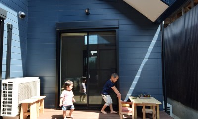 ダイニングとリビングと寝室をつなぐ中庭｜藍いろの家～横葺きのガルバリウム外壁が特徴の家型のおうち。家型フォルムの中の通り土間は家族のお気に入り～