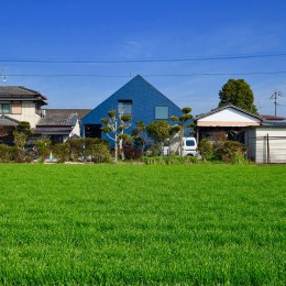 藍いろの家～横葺きのガルバリウム外壁が特徴の家型のおうち。家型フォルムの中の通り土間は家族のお気に入り～ (田園風景の中の藍いろの家～四季を通じて風景に馴染む)