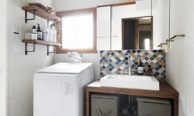 コラベルのタイルが映える洗面化粧台｜ふたりと2匹の心地よい家
