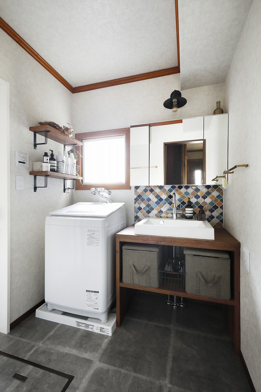 バス/トイレ事例：コラベルのタイルが映える洗面化粧台（ふたりと2匹の心地よい家）