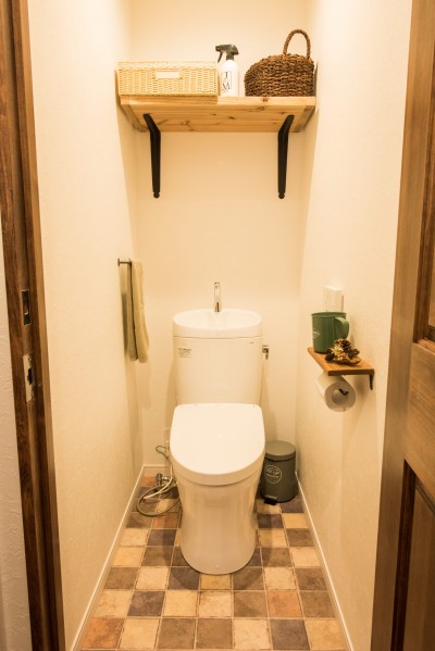 1Fトイレ (デッドスペースの有効活用と見せる収納)