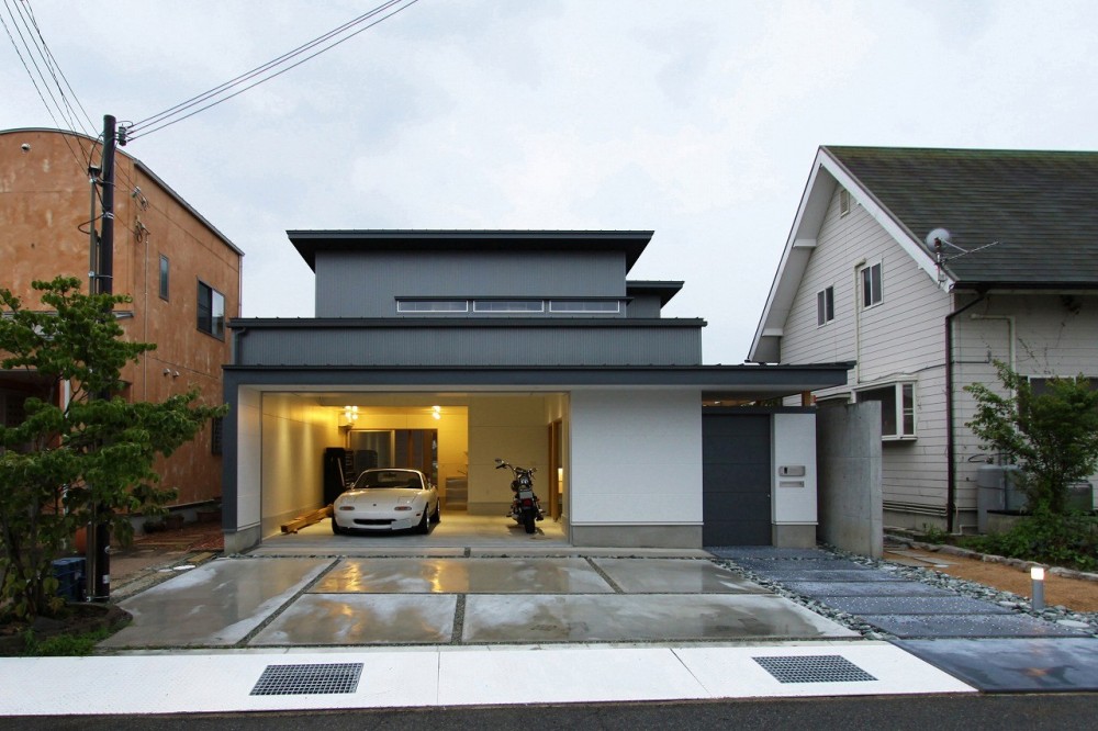 松村泰徳建築設計事務所「広山の家～ビルトインガレージのあるコートハウス～」