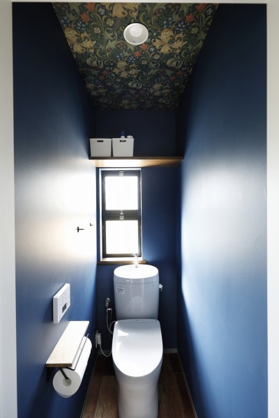 ボタニカル×ネイビーの壁のトイレ (じっくり こっくり 味わい深く)