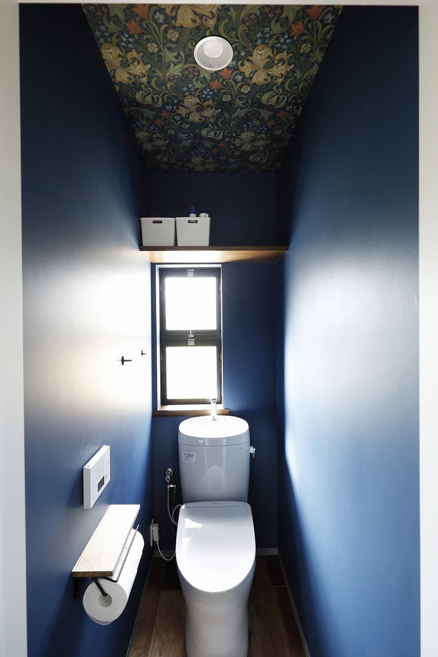 バス/トイレ事例：ボタニカル×ネイビーの壁のトイレ（じっくり こっくり 味わい深く）