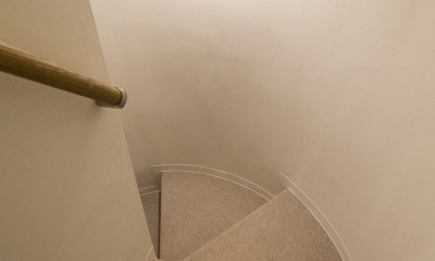 M様邸＿こだわりキッチンのシンプル空間 (階段)