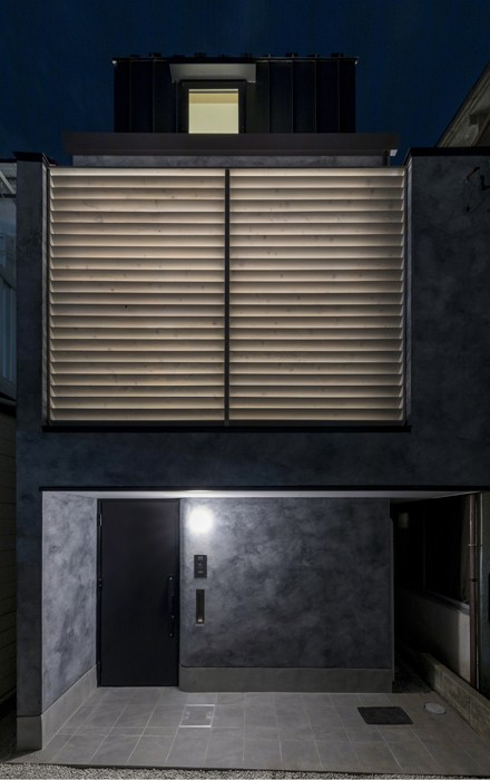 外観事例：室内からの間接光が印象的な外観夕景（６坪のオアシス〜明るく 機能的で 美しい 超狭小住宅！〜）