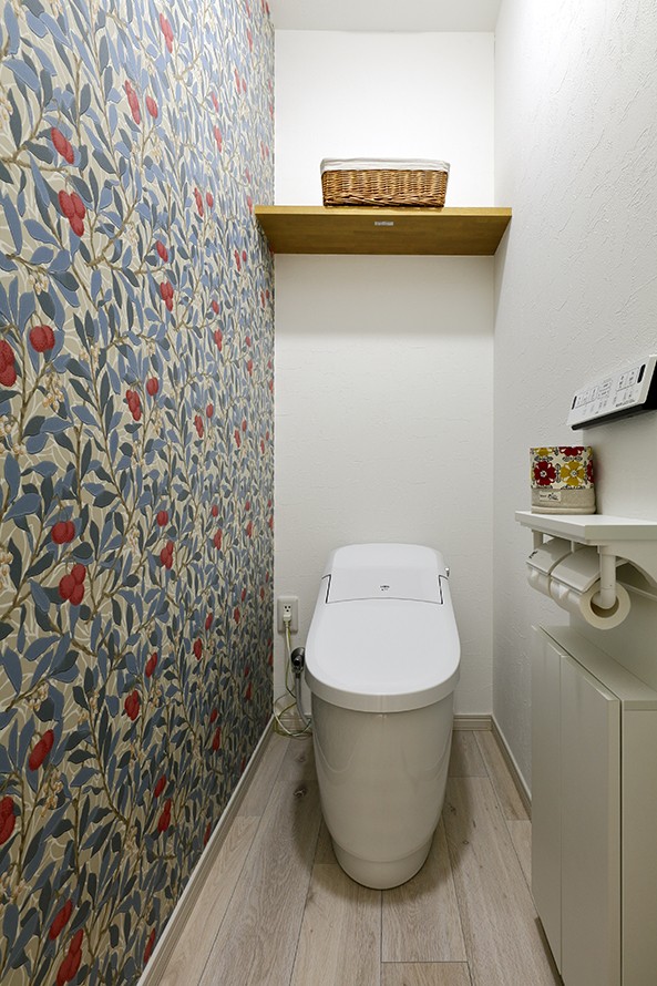 バス/トイレ事例：壁紙でアートなトイレに（子育てママこだわりのリノベーション）
