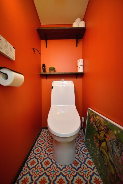 鮮やかなオレンジカラーのトイレ (リノベーションで思いどおりの住まい)