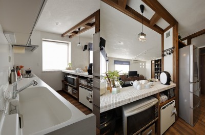 白を基調とした爽やかキッチン (リノベーションで３室追加！　暮らしやすい家の工夫)