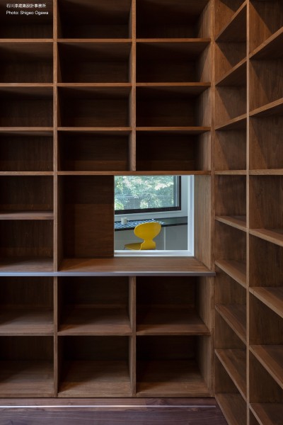 本棚に内窓 (公園前の家　OUCHI-44)