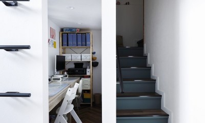 溶け合うテイスト (アクセントクロスと色を合わせた階段)