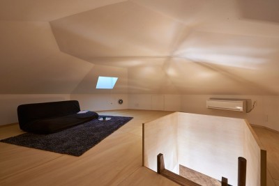 屋根裏部屋（ロフト） (幾何学模様に出会えるまちの家)