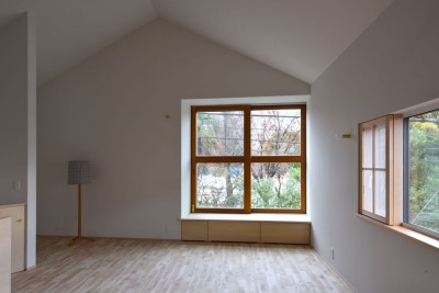 木々と木の窓の家 (2階リビング)