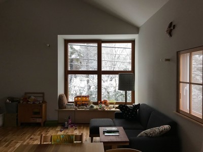 雪の日のリビング (木々と木の窓の家)