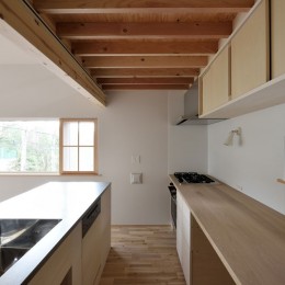 木々と木の窓の家 (キッチン)